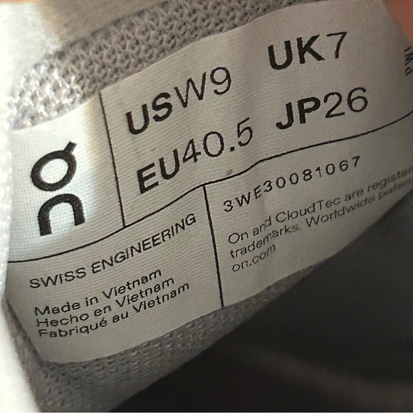 ON CLOUDAWAY gray hiking athletic training shoes sneakers women’s 9 new - Picture 3 of 8